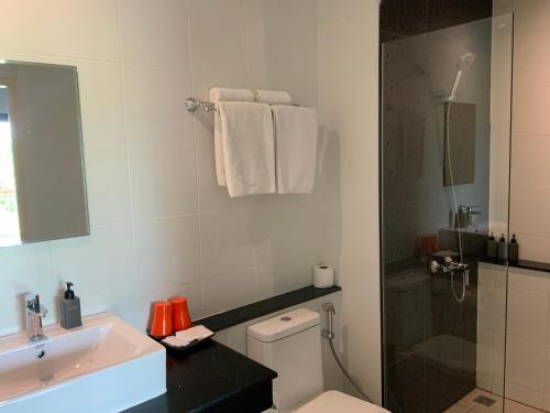甲米镇Aonang Inn的浴室配有卫生间、盥洗盆和淋浴。