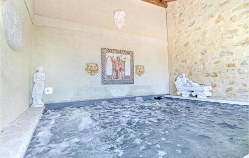瓦拉布雷格6 Bedroom Beautiful Home In Vallabregues的一间位于地板上的带水池的客房