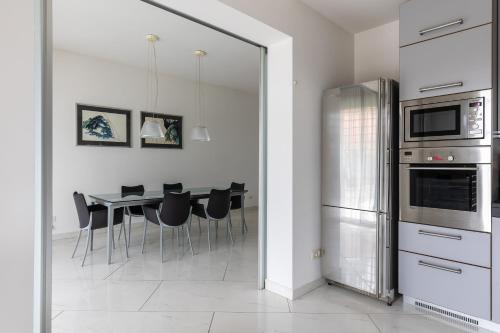 雷诺河畔卡萨莱基奥Villa Amalfi的厨房配有桌椅和冰箱。