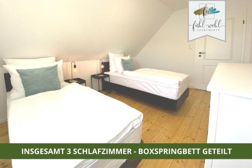 EckersdorfLandhaus Fantaisie - Wohnen nahe Schlosspark -Stadtgrenze Bayreuth für 1-5 Personen的小型客房配有两张床,