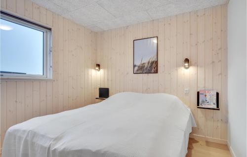 JægersprisAmazing Home In Jgerspris With Indoor Swimming Pool的卧室配有白色的床和窗户。