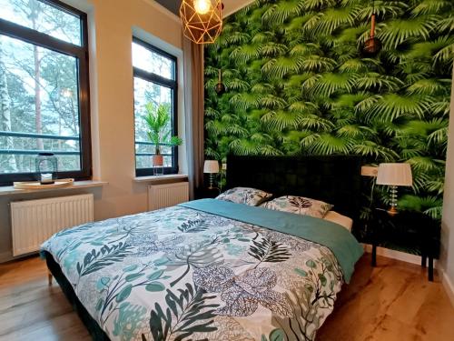 斯诺科Apartament nad Zalewem的一间卧室设有一张带床铺的绿色墙壁