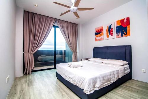 八打灵再也Lumi Tropicana Petaling Jaya by Idealhub的一间卧室配有一张带吊扇的床