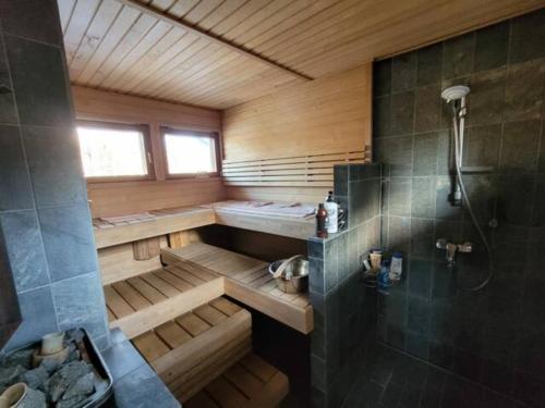 伦派莱Room by Lake 10 minutes from Tampere centrum的带淋浴和浴缸的浴室