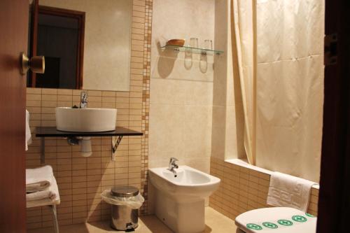 加罗纳酒店的一间浴室
