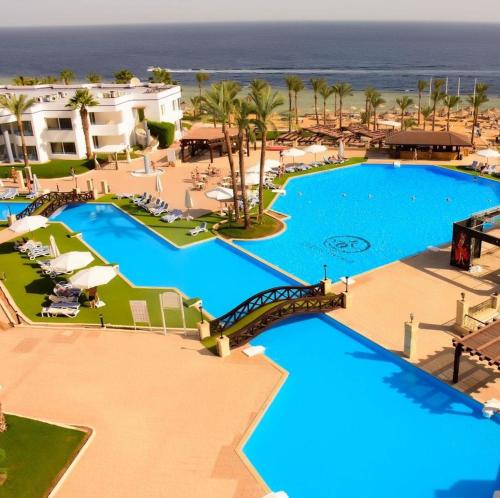 沙姆沙伊赫Queen Sharm Italian Club的享有度假村游泳池的顶部景致
