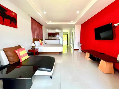 卡塔海滩山海景观豪华公寓的一间卧室设有一张床和红色的墙壁