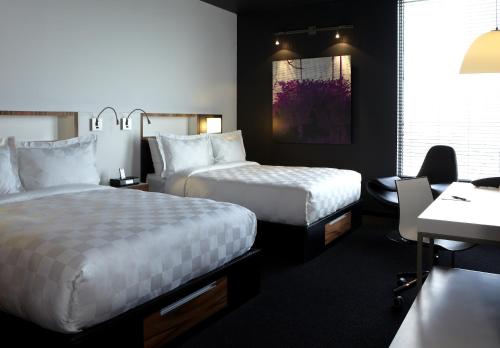 米西索加多伦多机场奥特酒店的酒店客房配有两张床和一张书桌