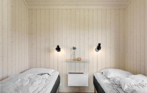 阿灵厄Lovely Home In Allinge With Wifi的白色墙壁客房的两张床