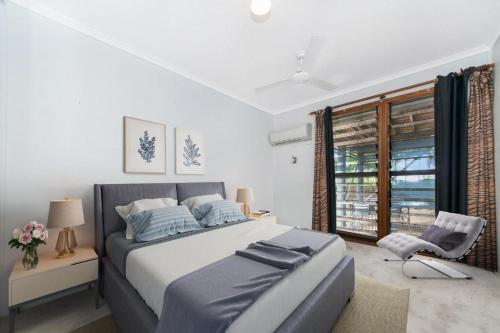 汤斯维尔Denham Heights的一间卧室设有一张大床和一个窗户。