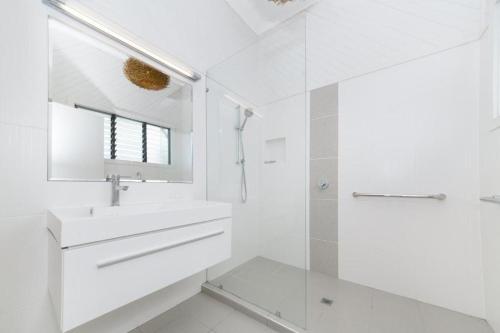 汤斯维尔Denham Heights的白色的浴室设有水槽和淋浴。