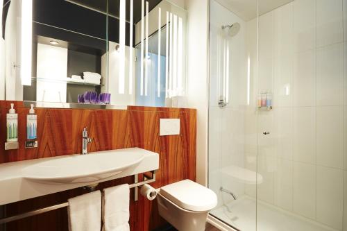 米西索加多伦多机场奥特酒店的一间带水槽、卫生间和淋浴的浴室