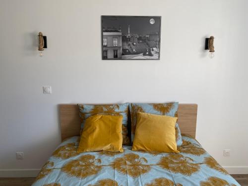 奥赛Amazing flat, Paris suburb, near Versailles ,Orly的一间卧室配有一张带黄色枕头的床