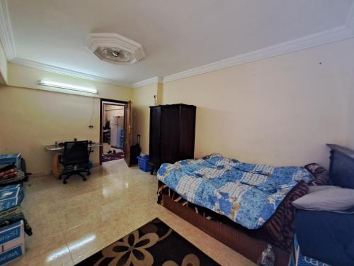 شقة مميزة في وسط بورسعيد的一间卧室配有一张床和一张书桌
