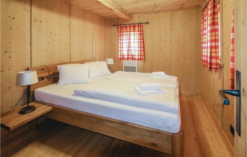 米特西尔Beautiful Home In Mittersill With Wifi的小木屋内一间卧室,配有一张床