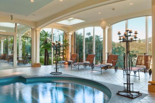 卢加诺帕拉迪索帕可套房酒店的一座带桌椅的室内泳池