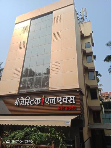 孟买VALA JANU HOTELS PVT LTD的一座高大的建筑,上面有标志