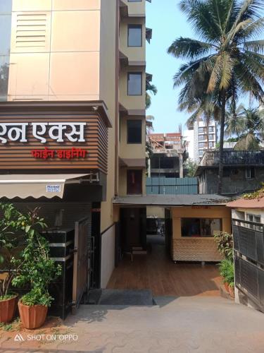 孟买VALA JANU HOTELS PVT LTD的享有大楼入口的景色