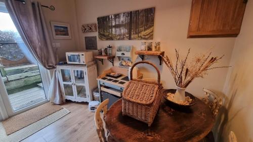 WillandThe Orchards Guest Suite的一个带木桌和桌子的sidxsidx小厨房
