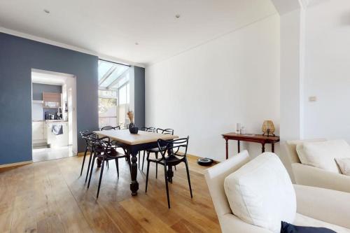 NimyBeautiful house in Mons-SHAPE-G00gle的客厅配有桌子和白色沙发
