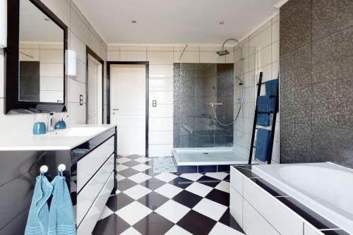 NimyBeautiful house in Mons-SHAPE-G00gle的浴室铺有黑白格子地板。