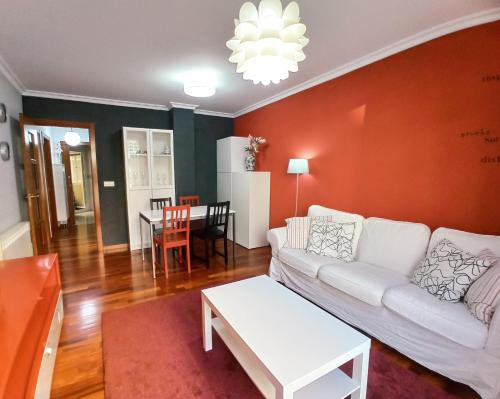 比韦罗Viveiro Histórico 3的客厅配有白色的沙发和桌子
