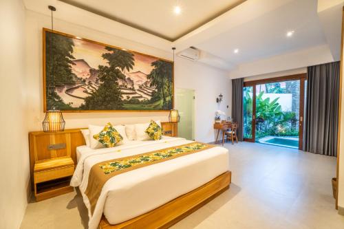 勒吉安Alam Jepun Villa的卧室配有一张大床,墙上挂着一幅大画