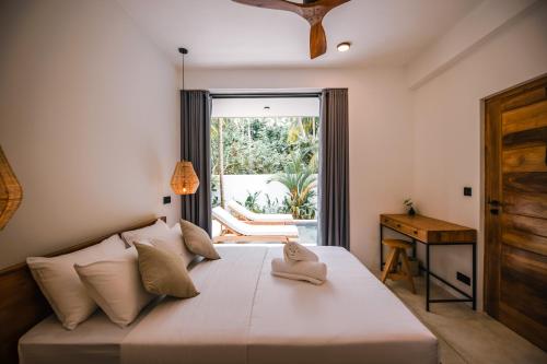 阿杭格默Terra Villas的一间卧室配有一张带窗户的床和一张书桌