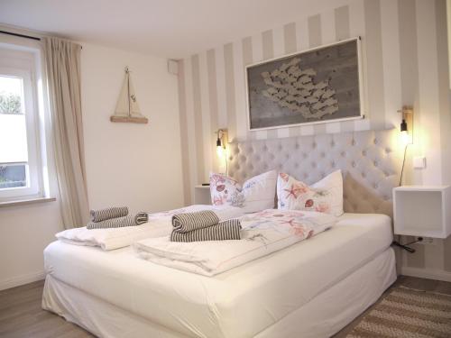 沙博伊茨Ocean Hill的卧室配有带枕头的大型白色床