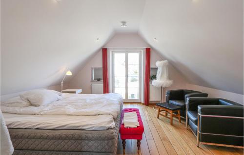 布兰特维克Stunning Home In Brantevik With Indoor Swimming Pool的卧室配有床、椅子和窗户。