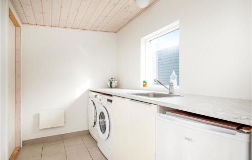 洛肯4 Bedroom Stunning Home In Lkken的白色的厨房配有水槽和洗衣机