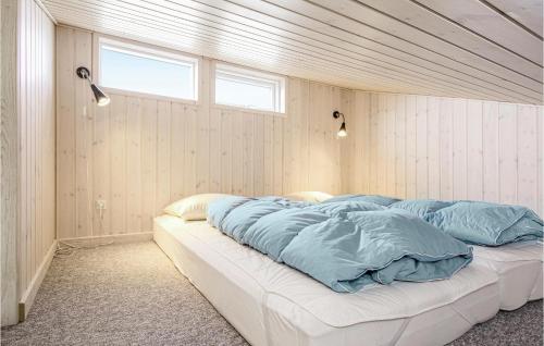 洛肯4 Bedroom Stunning Home In Lkken的一间卧室配有一张蓝色床单