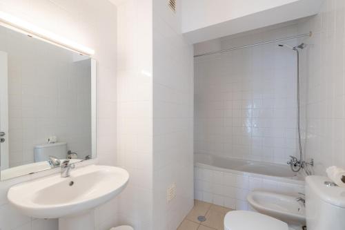 阿尔布费拉Edifício Sequeira - Alojamento Local by Umbral的白色的浴室设有水槽和卫生间。