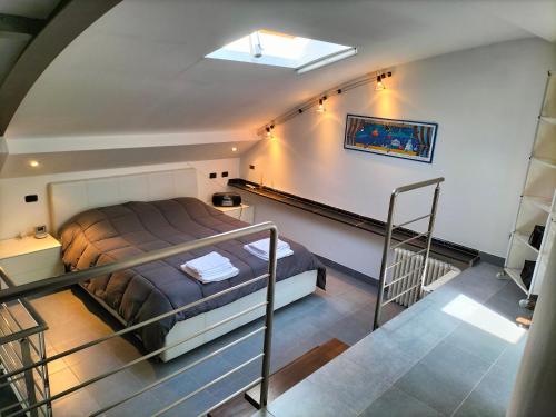 拉波拉诺泰尔梅Terme a portata di mano.的一间卧室配有一张床,房间设有楼梯