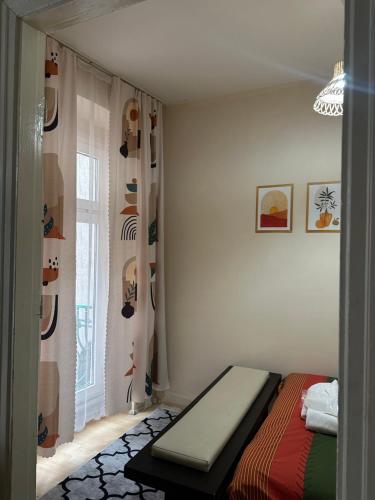 伊斯坦布尔奈莉宾馆的一间卧室配有床和一扇带鞋子的窗户