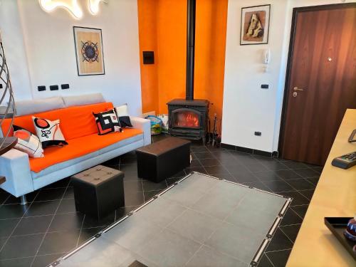 拉波拉诺泰尔梅Terme a portata di mano.的客厅配有橙色沙发和壁炉