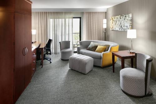 伯利恒伯利恒利哈谷/I-78万怡酒店的酒店客房设有沙发、椅子和书桌