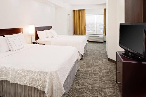 阿德莫尔万豪阿德莫尔春季山丘套房酒店的酒店客房设有两张床和一台平面电视。