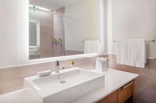 切姆斯福德Element Chelmsford的白色的浴室设有水槽和镜子