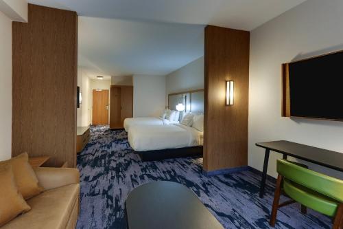 WeavervilleFairfield Inn & Suites by Marriott Asheville Weaverville的配有一张床和一台平面电视的酒店客房