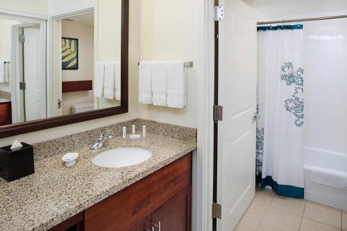 贝尔维尤Residence Inn Seattle Bellevue Downtown的一间带水槽、镜子和淋浴的浴室