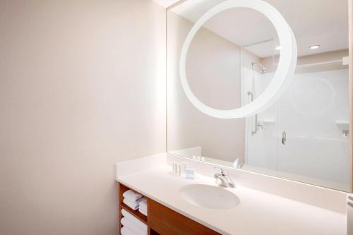 温莎洛克斯哈特福德机场温莎洛克斯春季山丘套房酒店的一间带水槽和镜子的浴室