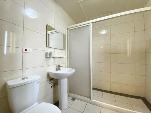 中坜JS Hotel 捷适商旅 - 艺术文旅的浴室配有卫生间、盥洗盆和淋浴。