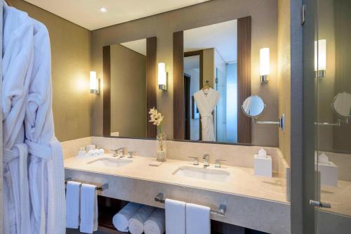 波哥大波哥大机场万怡酒店的一间带两个盥洗盆和大镜子的浴室