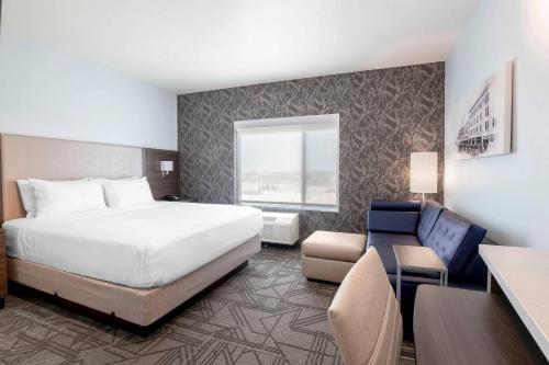 阿马里洛TownePlace Suites Amarillo West/Medical Center的配有一张床和一把椅子的酒店客房