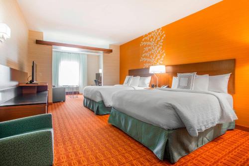 滑铁卢滑铁卢雪松瀑布万豪费尔弗德酒店及套房 的大型酒店客房设有两张床和电视。