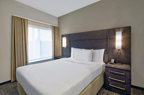 怀俄米兴Residence Inn by Marriott Reading的一张大白色床,位于酒店带窗户的房间内