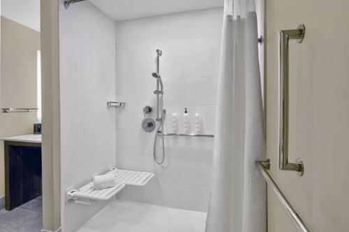怀俄米兴Residence Inn by Marriott Reading的带淋浴和浴帘的浴室