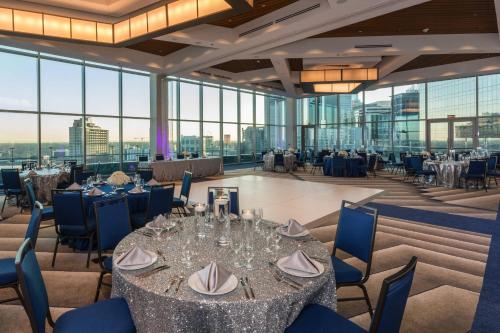 夏洛特SpringHill Suites by Marriott Charlotte City Center的用餐室设有桌椅和玻璃窗