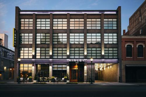 查塔努加Kinley Chattanooga Southside, a Tribute Portfolio Hotel的城市街道上一座带窗户的大型砖砌建筑